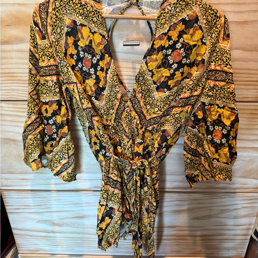 Blue Life

Size Small

Floral V-Neck Wrap Top